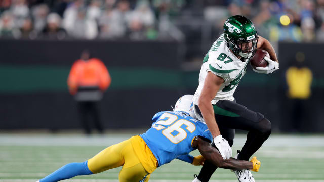 Jets' TE CJ Uzomah runs after the catch vs. the Chargers
